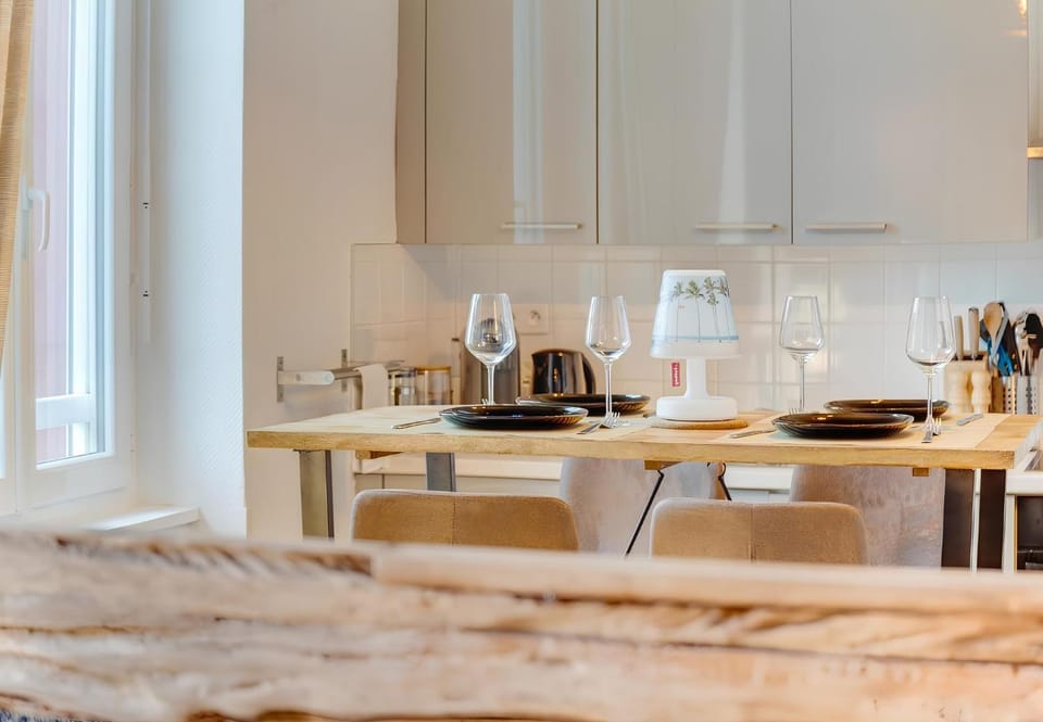 Kitchen or kitchenette, Living room, Food and drinks, Dining area