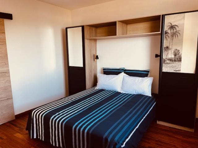 Bedroom, wardrobe