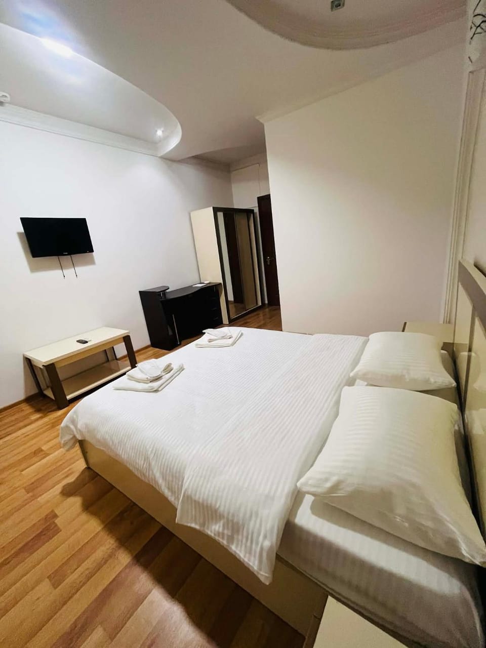 Toilet, Bed, Bathroom, TV and multimedia, Bedroom, hair dryier, internet, towels, air conditioner