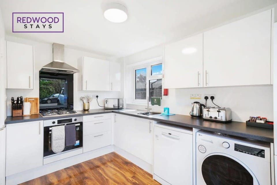 Kitchen or kitchenette, oven