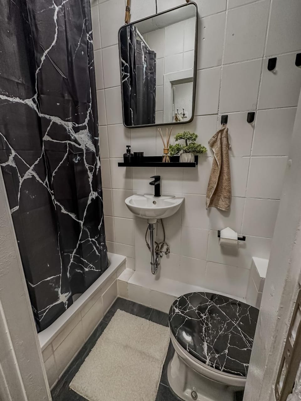 Shower, Toilet, Bathroom, towels