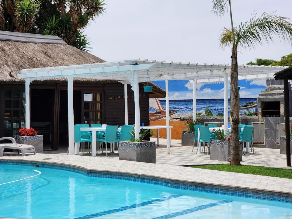 Patio, Swimming pool, sunbed