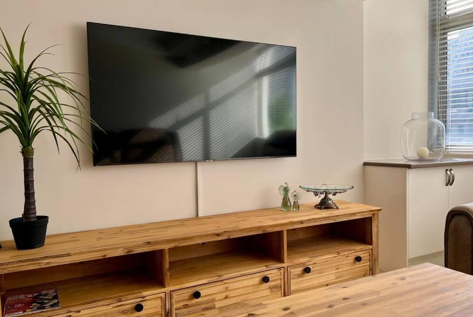 A-Wave from it All! 2 Bed Sea Point Apartment in Sea Point