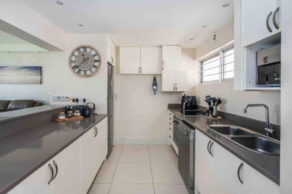 A-Wave from it All! 2 Bed Sea Point Apartment in Sea Point