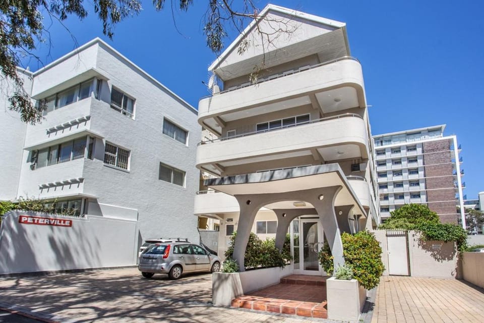 A-Wave from it All! 2 Bed Sea Point Apartment in Sea Point