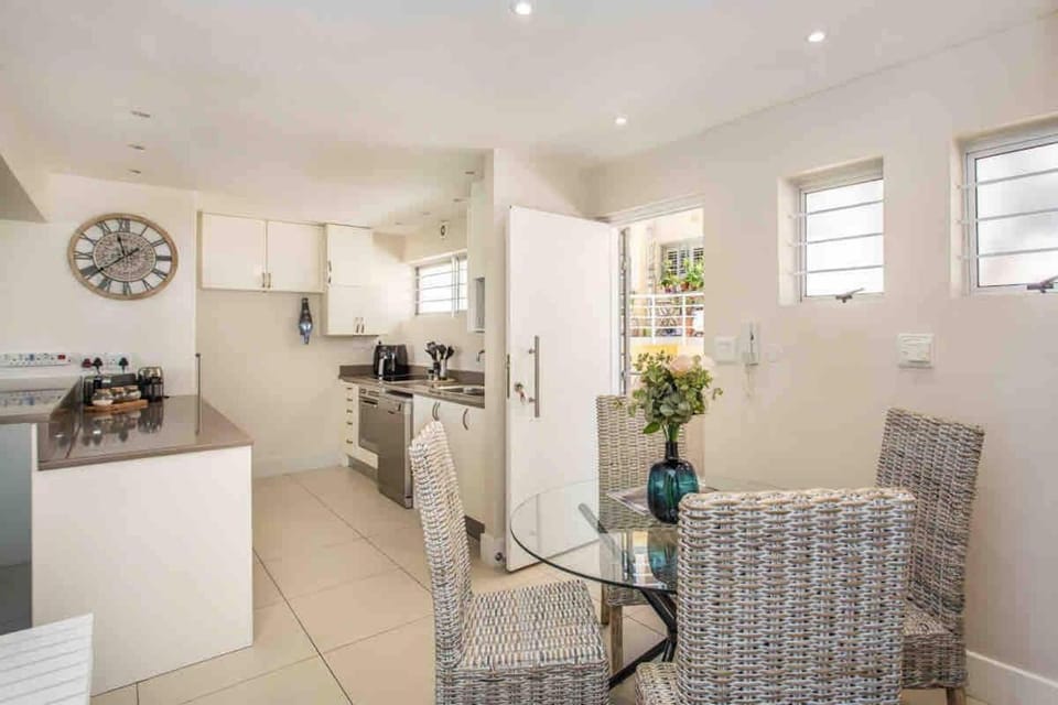 A-Wave from it All! 2 Bed Sea Point Apartment in Sea Point