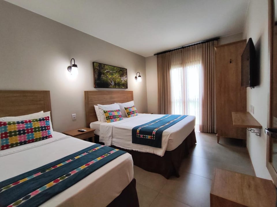 Bed, TV and multimedia, Decorative detail, Bedroom, Area and facilities, safe, wardrobe