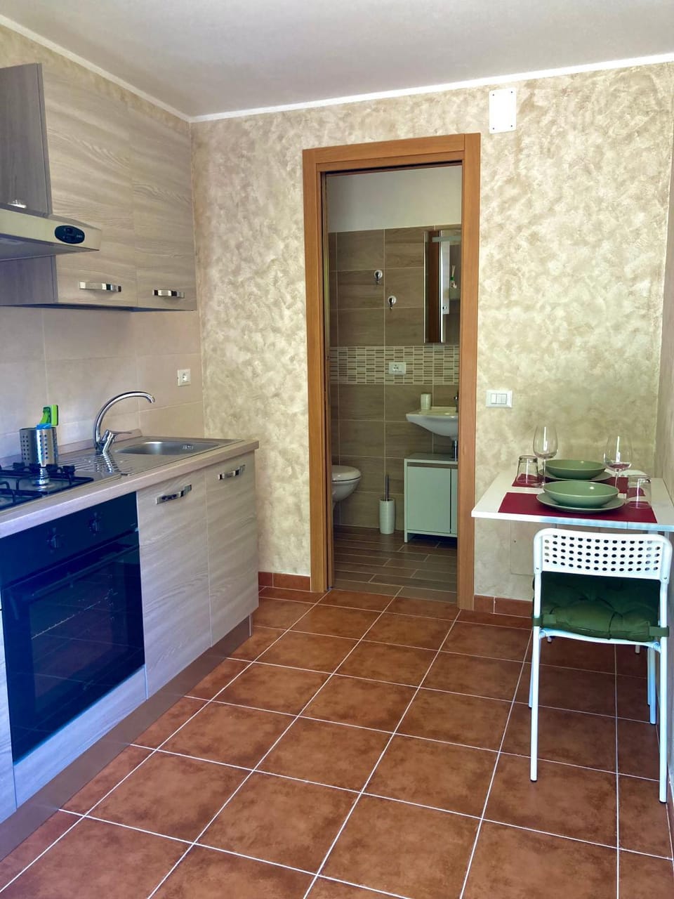 Kitchen or kitchenette, Dining area, stove