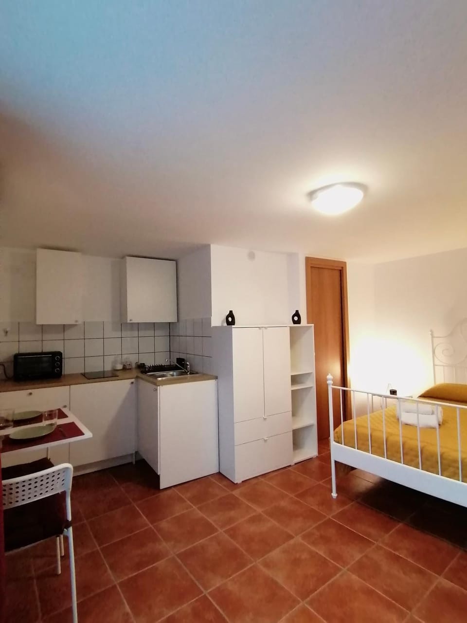 Bed, Kitchen or kitchenette, Photo of the whole room, stove