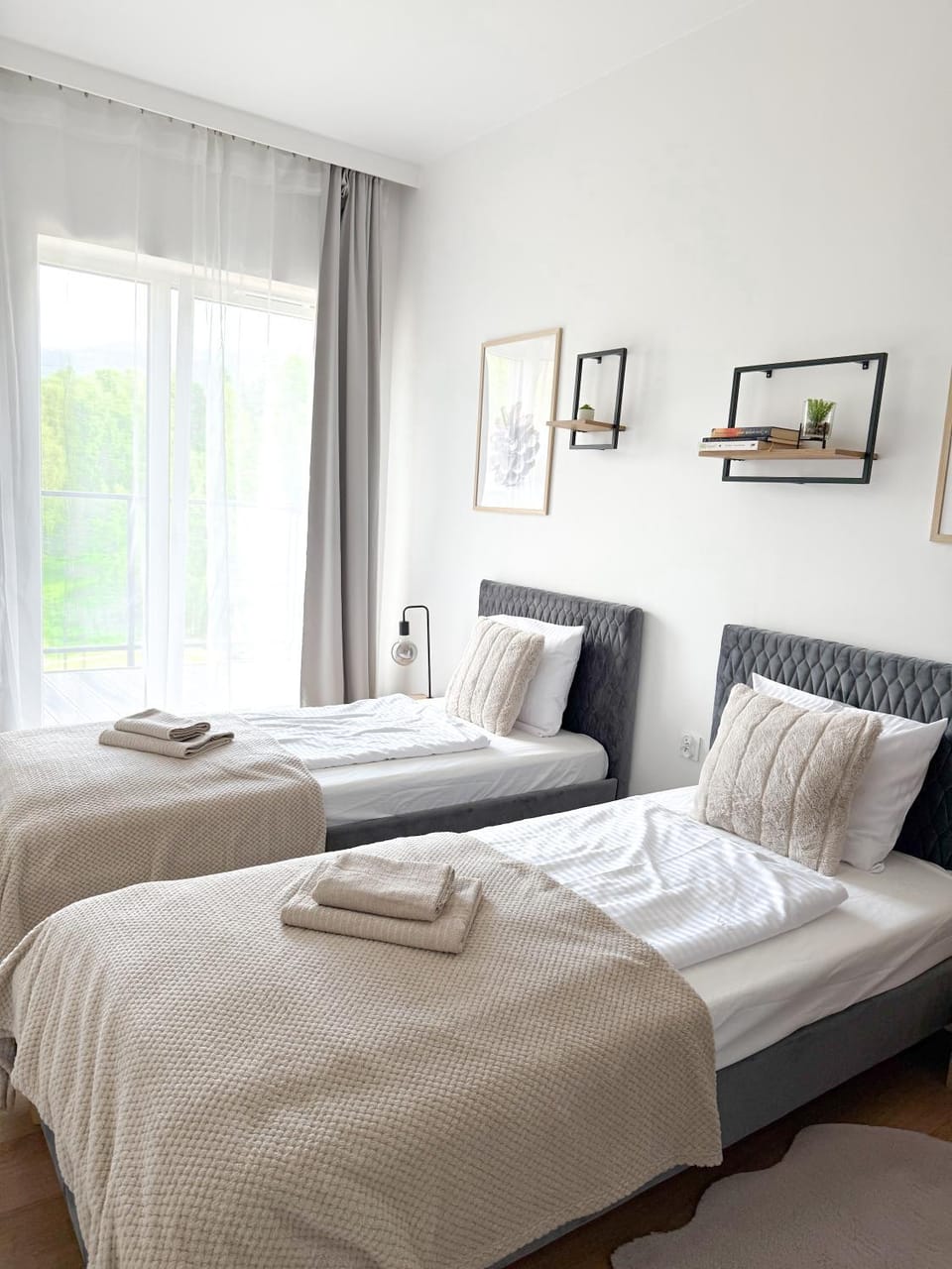 Bed, Photo of the whole room, Bedroom, towels
