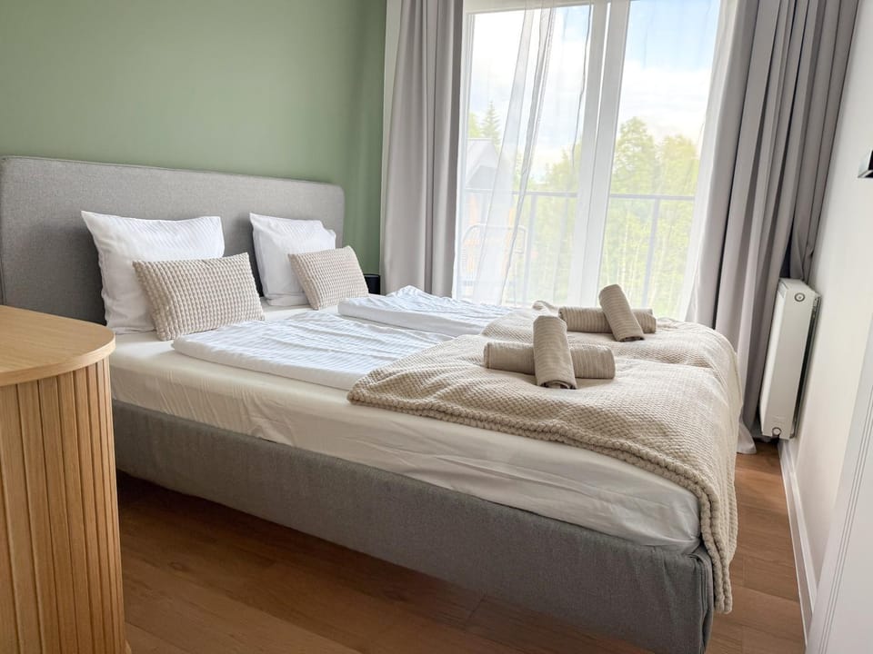 Bed, Bedroom, towels