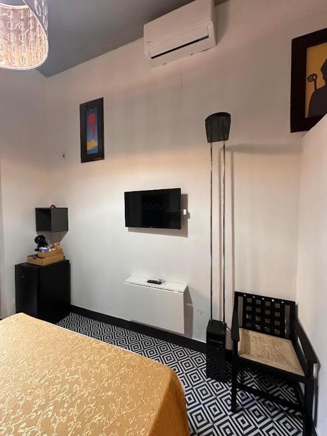 Bed, TV and multimedia, Bedroom, air conditioner