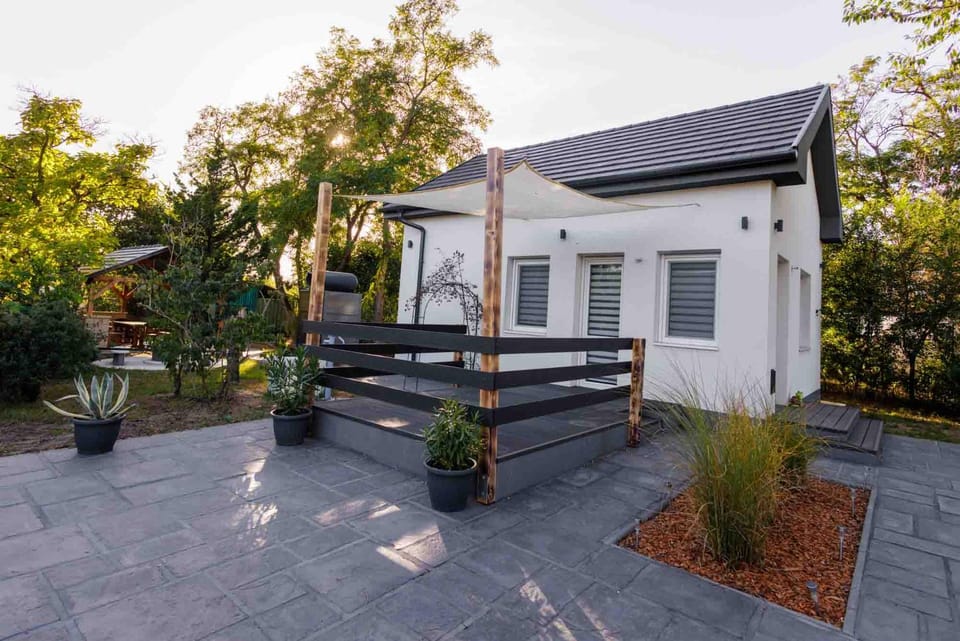 Property building, Garden, Balcony/Terrace