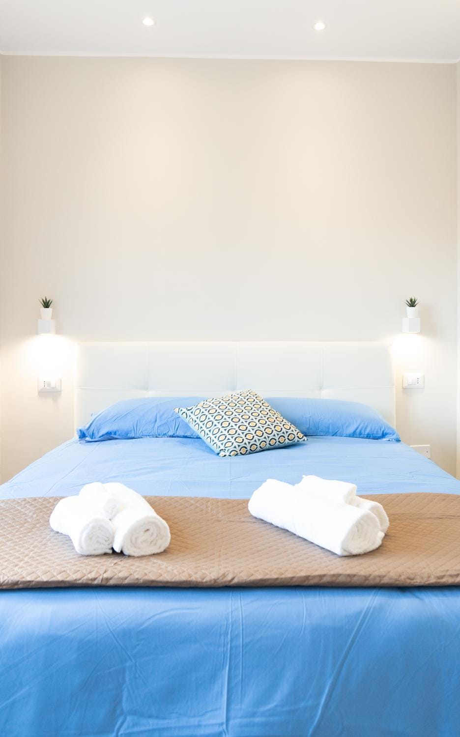 Bed, air conditioner