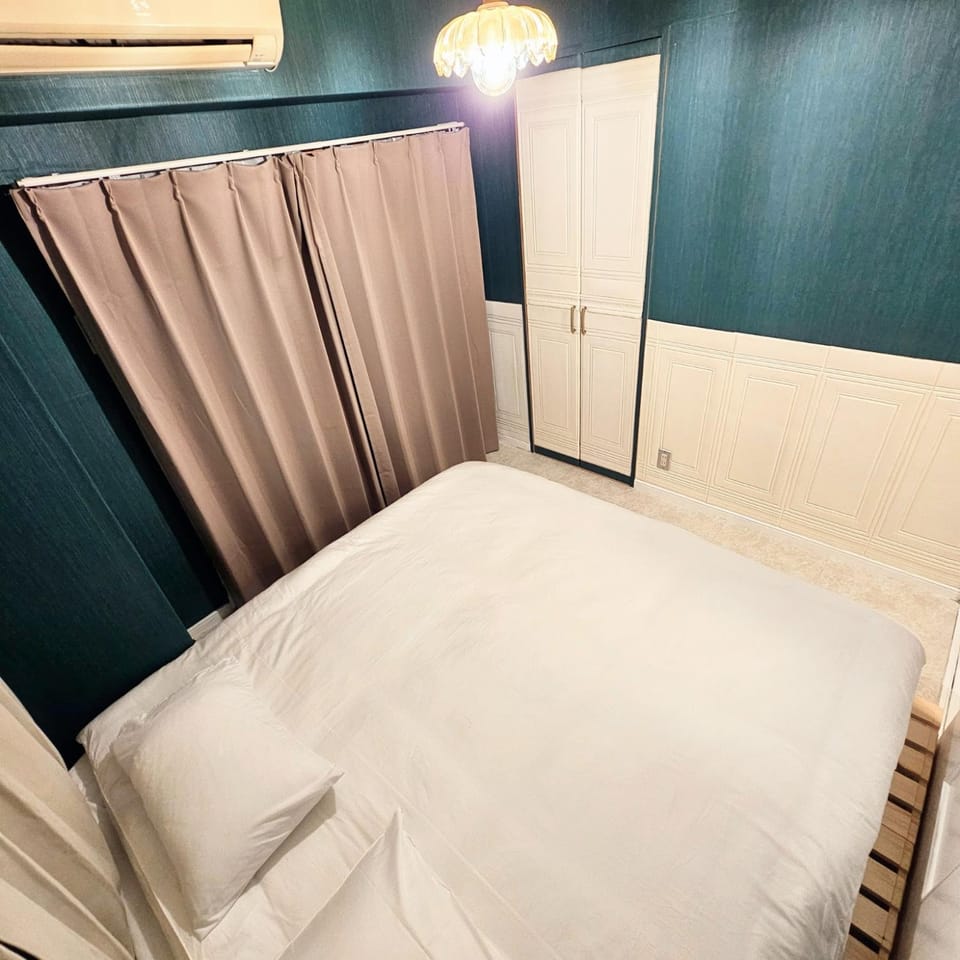 Bed, Bedroom, wardrobe, air conditioner