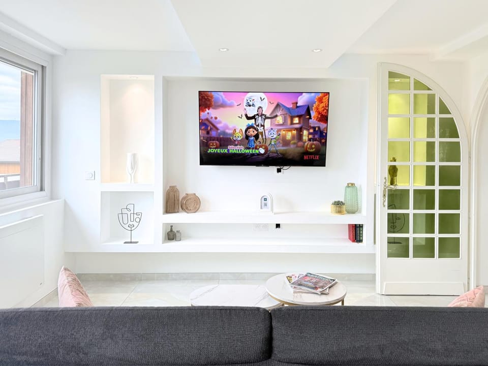 Communal lounge/ TV room, TV and multimedia, Living room