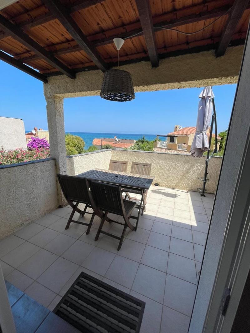 RESIDENCE LA PLAGE Pieds dans l'eau Belle Vue mer Apartment in Linguizzetta