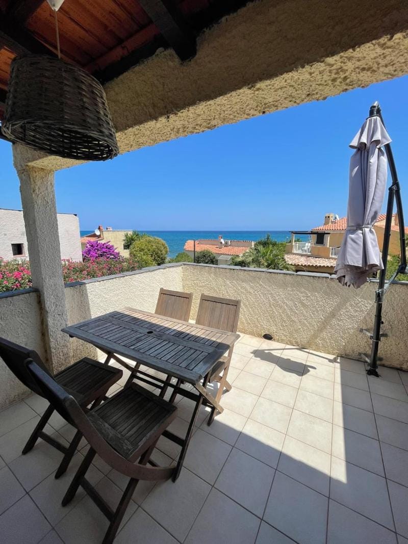 RESIDENCE LA PLAGE Pieds dans l'eau Belle Vue mer Apartment in Linguizzetta
