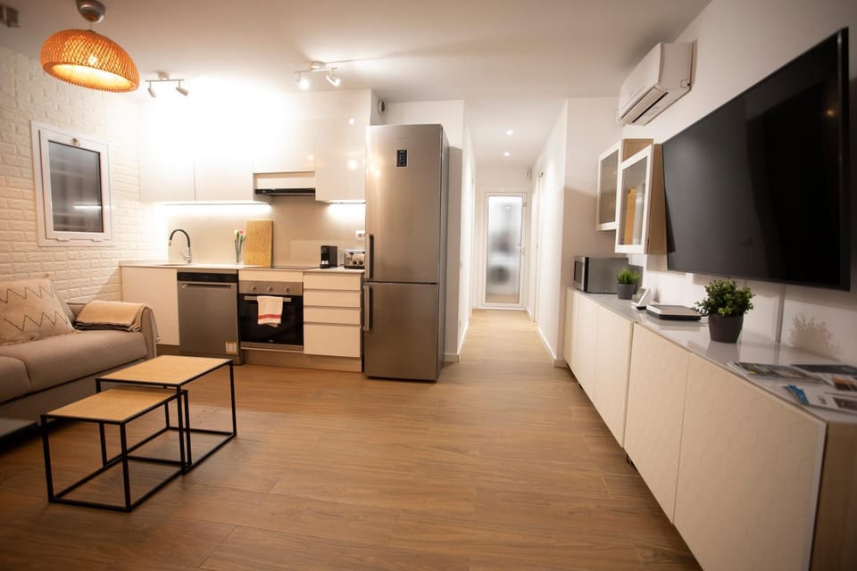 TV and multimedia, Kitchen or kitchenette, Living room, Dining area, dishwasher, oven, stove