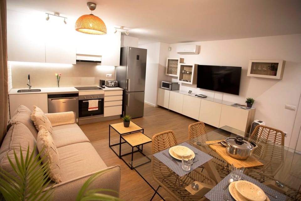Communal lounge/ TV room, TV and multimedia, Kitchen or kitchenette, Living room, Dining area, oven, stove