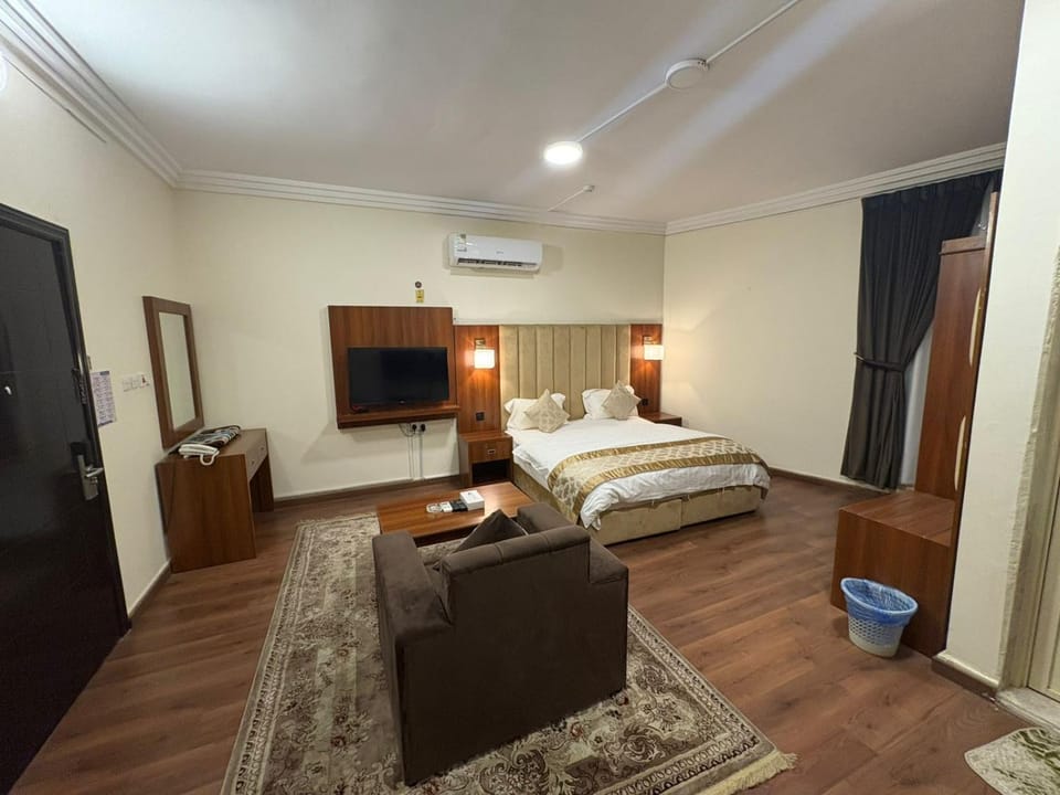 Seating area, Evening entertainment, Bedroom