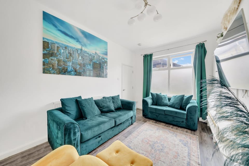 Dartford Town 3 Bed by Harlington Apartment in Dartford