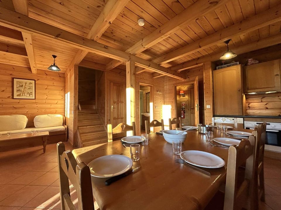 Superbe chalet pour 8 pers. près pistes et commerces, cheminée, terrasse, piscine, navette, ménage inclus - FR-1-651-11 Chalet in Provence-Alpes-Côte d'Azur