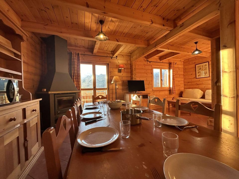 Superbe chalet pour 8 pers. près pistes et commerces, cheminée, terrasse, piscine, navette, ménage inclus - FR-1-651-11 Chalet in Provence-Alpes-Côte d'Azur