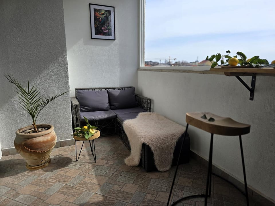 Balcony/Terrace, Seating area, City view, Landmark view