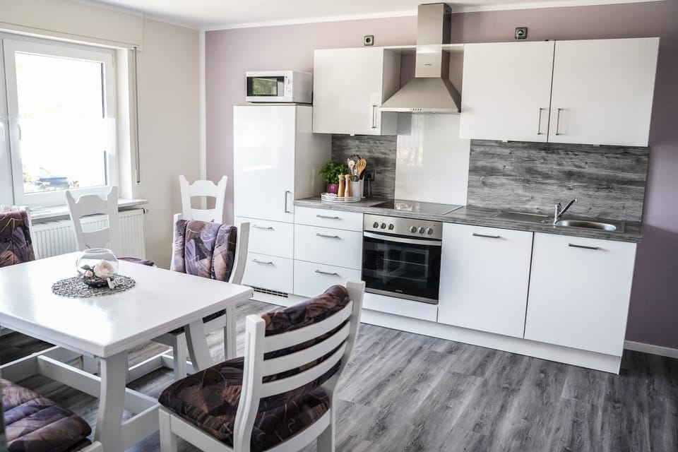 Kitchen or kitchenette, Seating area, Dining area, dishwasher, minibar, stove