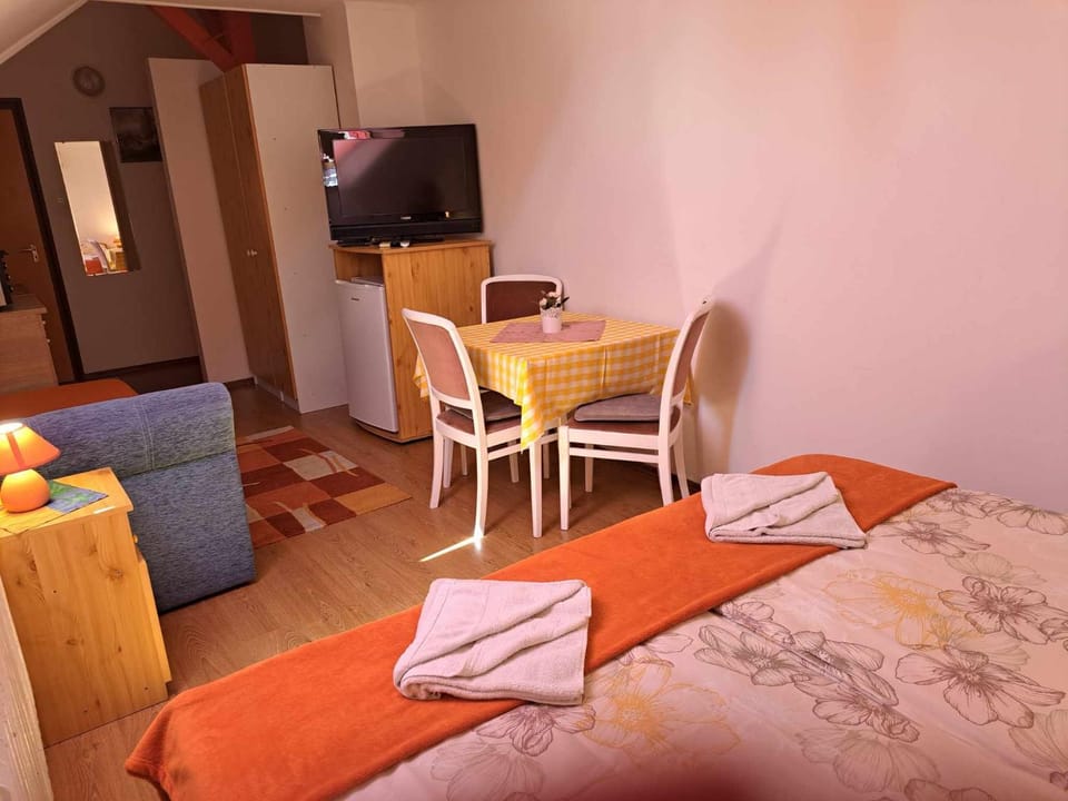 TV and multimedia, Photo of the whole room, Dining area
