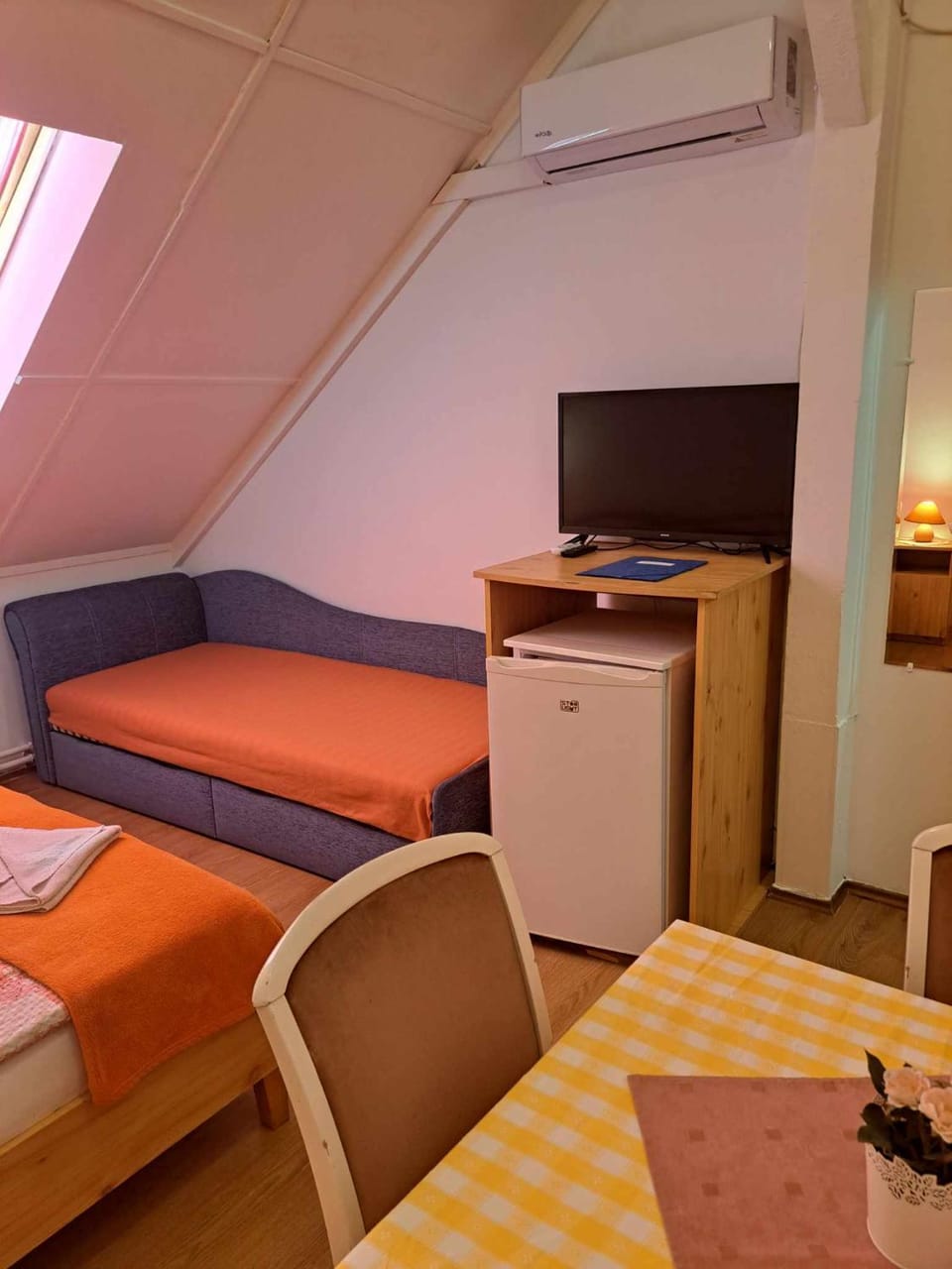 TV and multimedia, Photo of the whole room, Bedroom, air conditioner