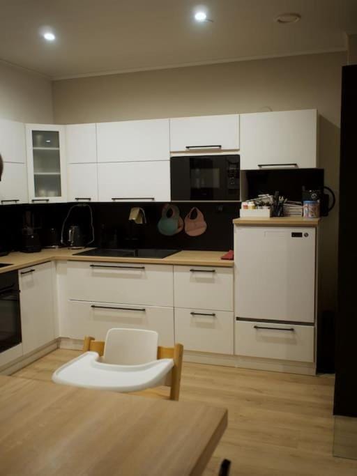 Kitchen or kitchenette, dishwasher, minibar