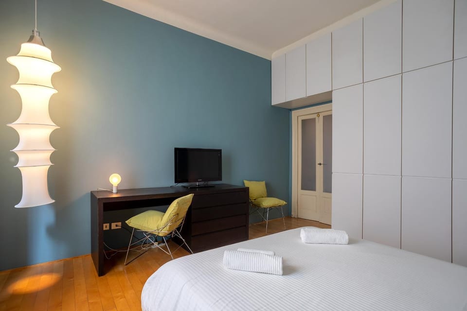 TV and multimedia, Photo of the whole room, Seating area, Bedroom, wardrobe