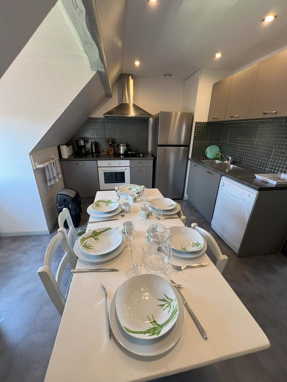 Coffee/tea facilities, Dining area, dishwasher, oven, stove, toaster, kitchen