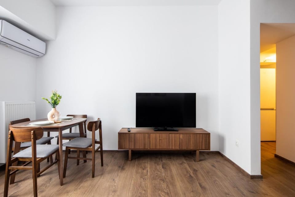TV and multimedia, Living room, Dining area, Evening entertainment, air conditioner