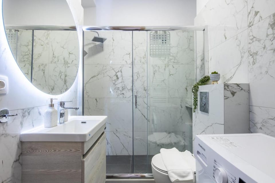 Shower, Toilet, Bathroom, towels