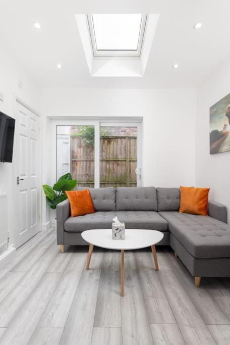 Flatzy - Modern 3 Bedroom Home in City Centre House in Liverpool