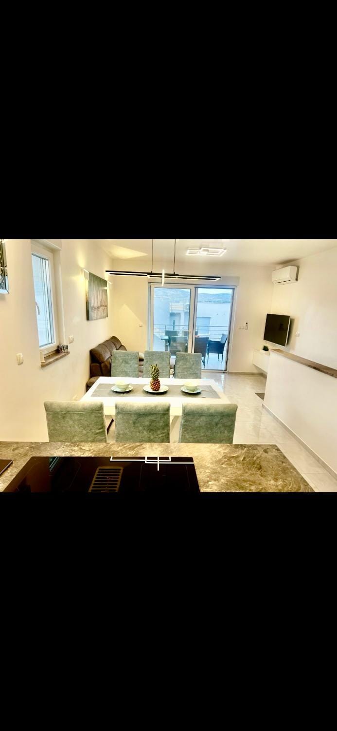 TV and multimedia, Living room, Photo of the whole room, Seating area, Dining area
