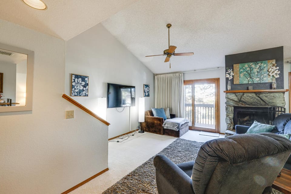 Cozy Flagstaff Retreat w/ Balcony & Mtn View! House in Flagstaff