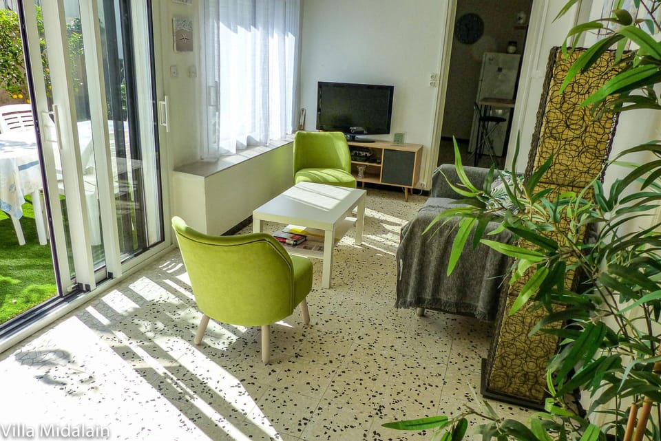 TV and multimedia, Living room, Garden view
