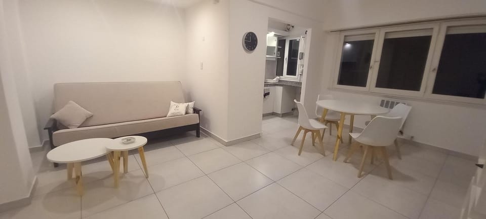 TV and multimedia, Kitchen or kitchenette, Living room, Seating area, Dining area
