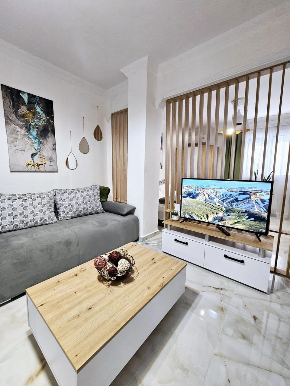 TV and multimedia, Living room, Seating area, Evening entertainment