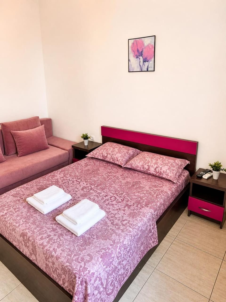 Bed, Photo of the whole room, Seating area, Bedroom, towels
