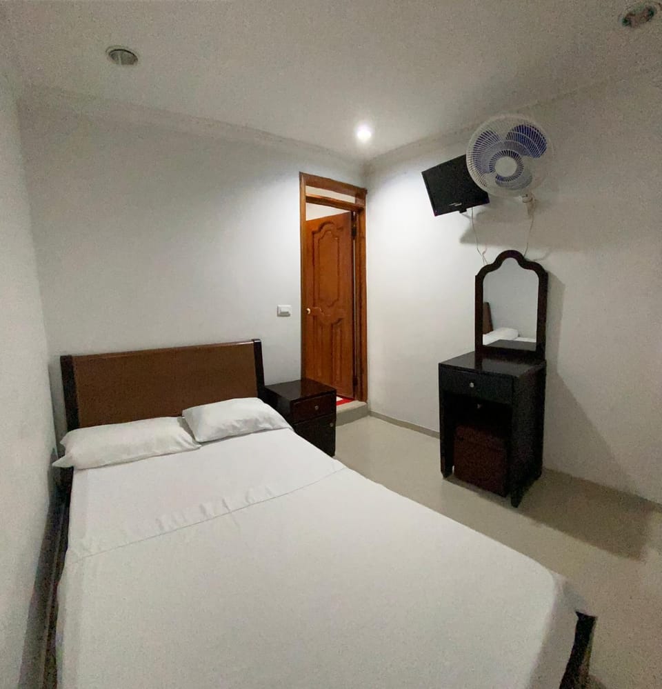 Bed, TV and multimedia, Photo of the whole room, Bedroom, fireplace, wardrobe