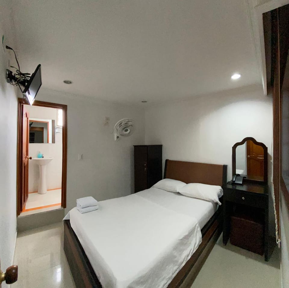Bed, TV and multimedia, Photo of the whole room, Bedroom, wardrobe