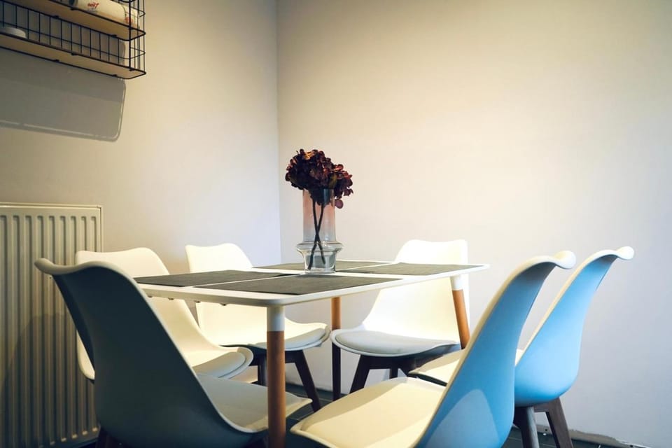 Seating area, Dining area