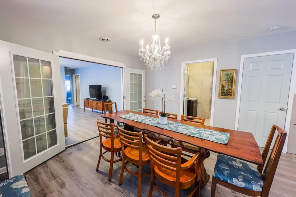 Large 6BR, 6 Bath in the city of Niagara Falls House in Niagara Falls