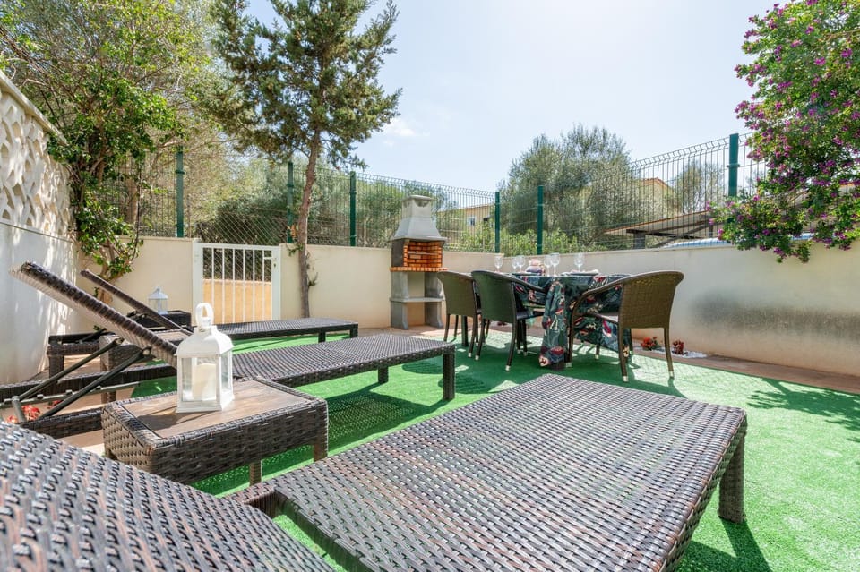 Property building, Balcony/Terrace, Living room