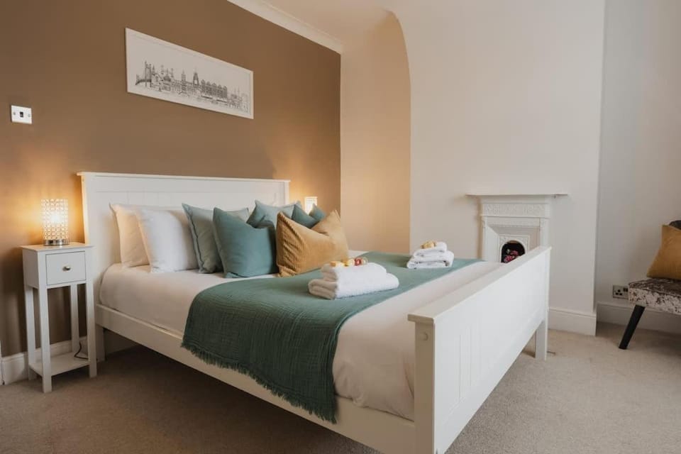 Park and walk to city centre Cosy terrace House in Chester